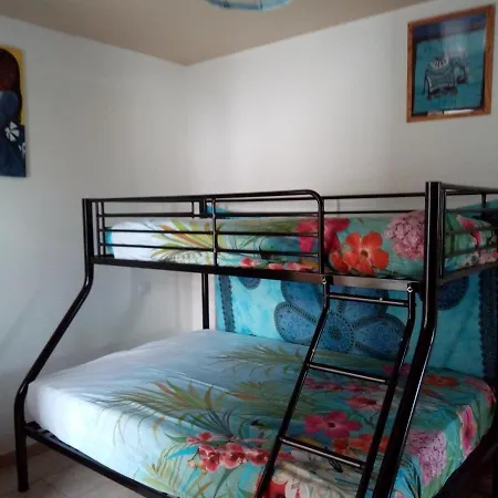 Etxe Xuri * أوسْ